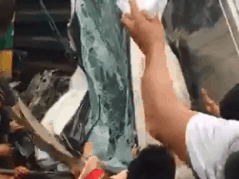CLIP: Hỗn loạn cảnh CSGT và hàng chục người nâng xe tải bị tàu hỏa đâm bẹp dúm cứu tài xế