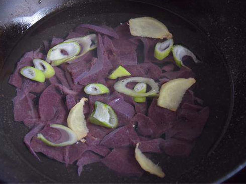 Đầu bếp xóc chảo thức ăn 10 kg như bậc thầy kungfu-1