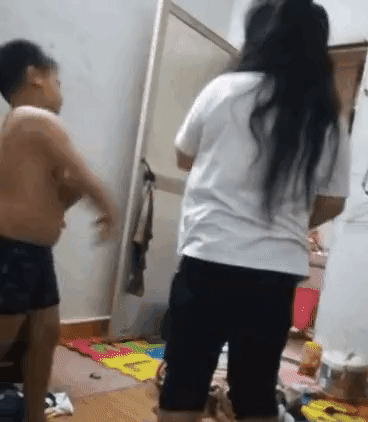 Cậu bé 10 tuổi đấm đá tới tấp vào mặt mẹ khiến ai cũng phẫn nộ, dường như mẹ dành mọi điều cho con nhưng không dạy lòng biết ơn-1