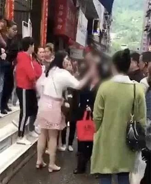 Cậu bé 10 tuổi đấm đá tới tấp vào mặt mẹ khiến ai cũng phẫn nộ, dường như mẹ dành mọi điều cho con nhưng không dạy lòng biết ơn-4