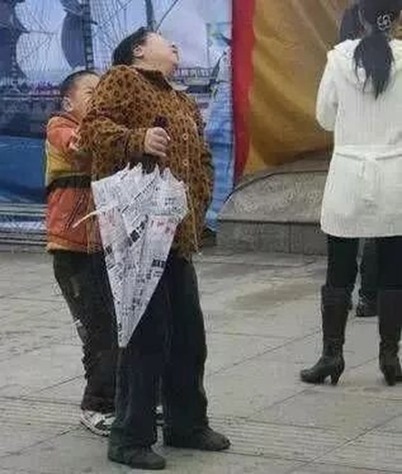 Cậu bé 10 tuổi đấm đá tới tấp vào mặt mẹ khiến ai cũng phẫn nộ, dường như mẹ dành mọi điều cho con nhưng không dạy lòng biết ơn-5