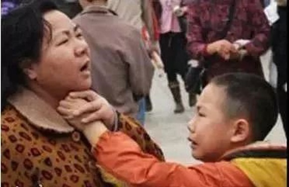 Cậu bé 10 tuổi đấm đá tới tấp vào mặt mẹ khiến ai cũng phẫn nộ, dường như mẹ dành mọi điều cho con nhưng không dạy lòng biết ơn-6