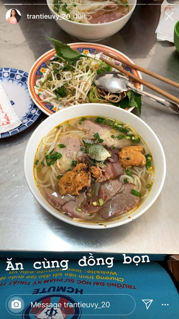 Làm gì có hoa hậu nào như Trần Tiểu Vy: cuồng ăn đến mức đi ăn thịt nướng một mình, bạn bè còn phải tránh xa vì suốt ngày đăng ảnh đồ ăn-2