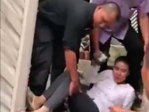 Công an đã làm việc với thẩm phán, giảng viên cùng nhóm người lạ bị tố xông vào nhà dân bắt cóc 3 cháu nhỏ-4