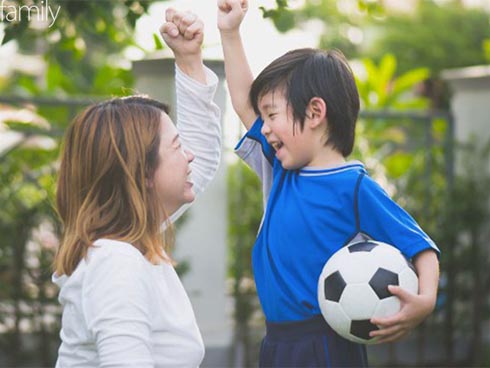 Nhận con dao từ tay con trai, người mẹ biết mình đã dạy dỗ con nên người-5