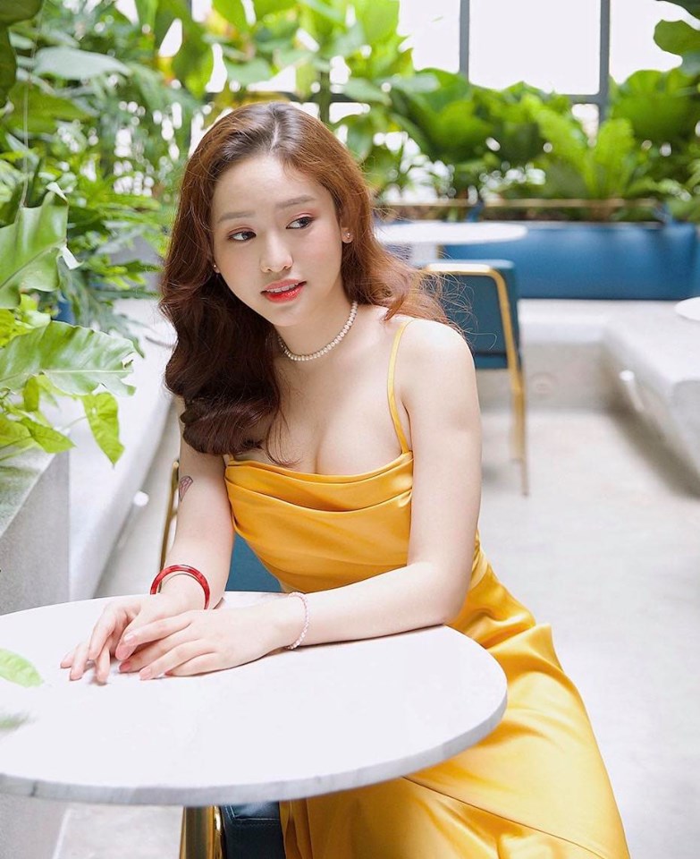 Cười khỏi ngậm miệng xem clip Thúy Vi livestream bán hàng với chiếc răng sún sau cú ngã thế kỷ-5