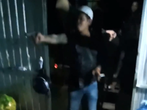 Thanh Hóa: Đang ngồi ăn cơm trong nhà, gia đình bị nhóm người lạ xông vào rút súng bắn nhập viện-2