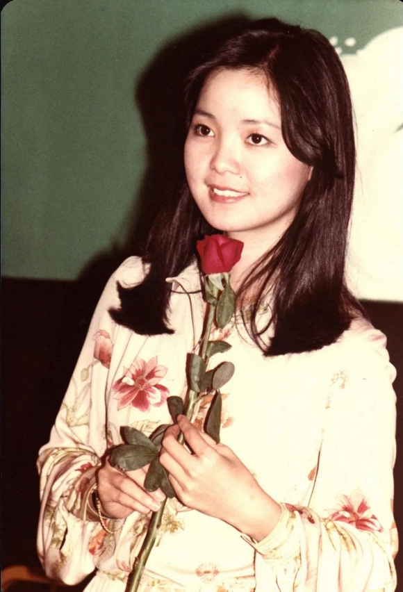 Tuyệt thế danh ca châu Á đột tử khi đang du lịch cùng bạn trai, 24 năm sau mộ phần vẫn tồn tại những câu chuyện rùng mình-4