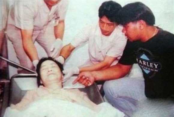 Tuyệt thế danh ca châu Á đột tử khi đang du lịch cùng bạn trai, 24 năm sau mộ phần vẫn tồn tại những câu chuyện rùng mình-9