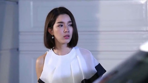 Về nhà bất ngờ, tôi thấy con nằm chỏng chơ ngoài phòng khách còn người giúp việc già thì hờ hững quấn khăn tắm-2