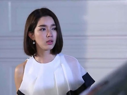 Trở về sau chuyến du lịch, bà chủ tá hỏa gặp giúp việc khoe thân trong phòng ngủ-1