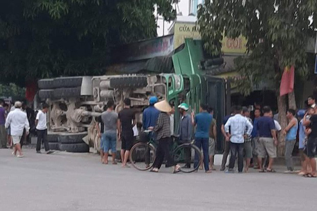Kinh hoàng clip người phụ nữ tháo chạy, thoát chết trong gang tấc vụ xe tải chở đá lật làm sập nhà dân ở Nghệ An-2