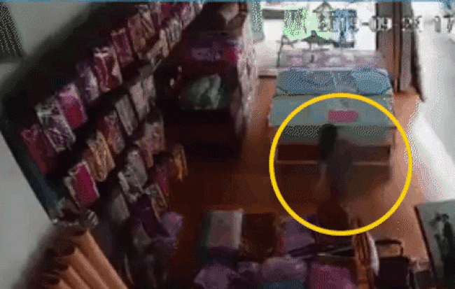 Kinh hoàng clip người phụ nữ tháo chạy, thoát chết trong gang tấc vụ xe tải chở đá lật làm sập nhà dân ở Nghệ An-1