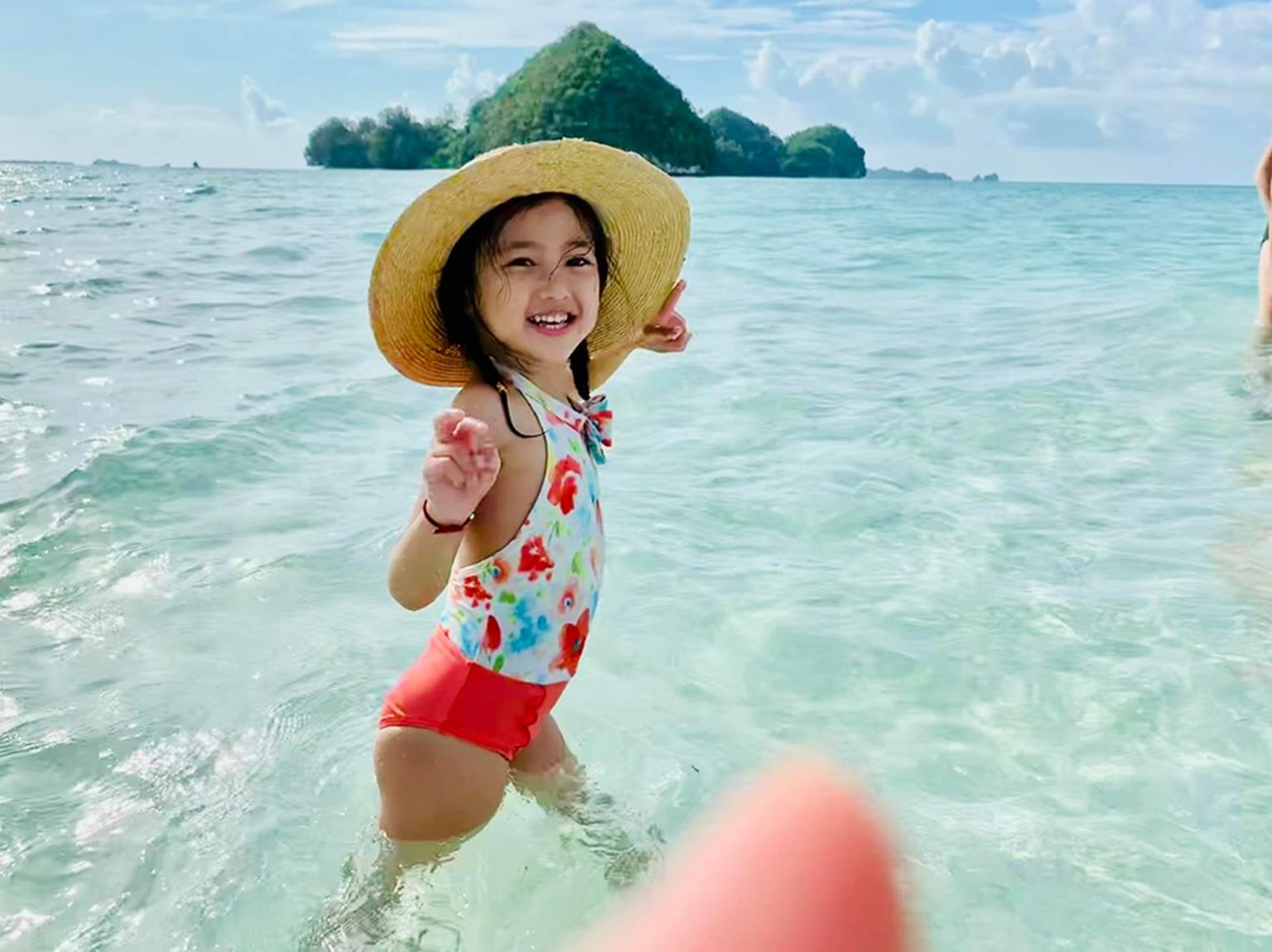 Con 4 tuổi của Hà Kiều Anh xinh đẹp nhờ gen mỹ nhân từ mẹ, dân mạng chao đảo-3