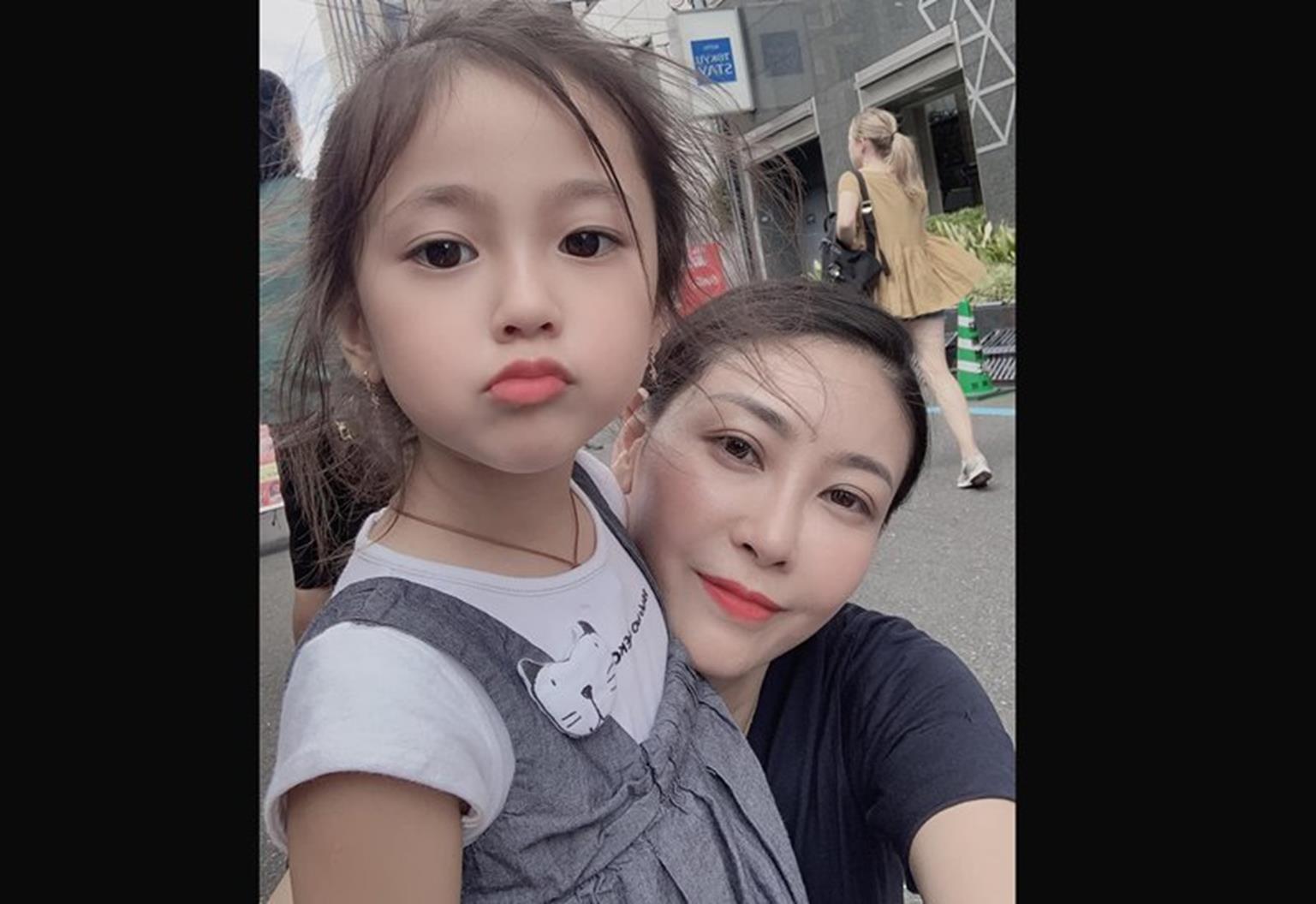 Con 4 tuổi của Hà Kiều Anh xinh đẹp nhờ gen mỹ nhân từ mẹ, dân mạng chao đảo-6