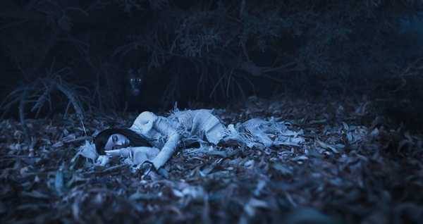 Tối ngủ tại nhà mà sáng thức dậy trên núi hoang, cô gái hoảng sợ chạy về và kể lại câu chuyện khiến ai cũng rùng mình-1