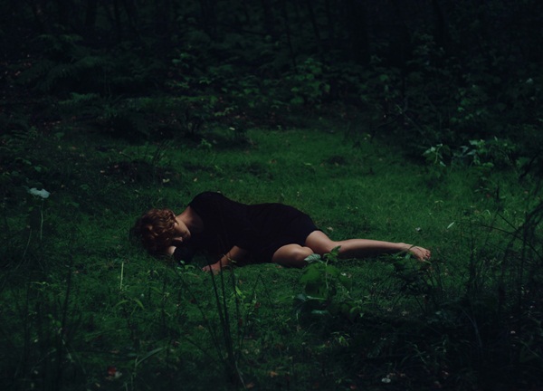 Tối ngủ tại nhà mà sáng thức dậy trên núi hoang, cô gái hoảng sợ chạy về và kể lại câu chuyện khiến ai cũng rùng mình-3