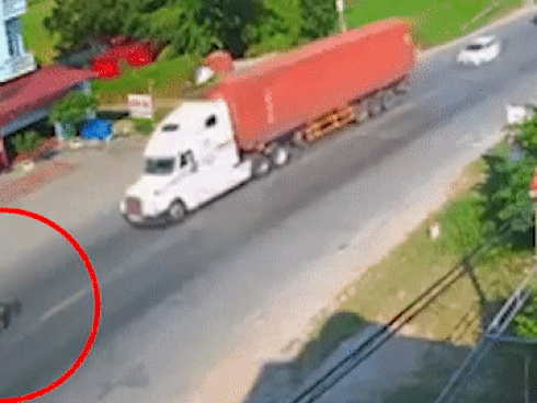 Cảnh tài xế xe máy bỗng nhiên lao thẳng vào đầu xe container