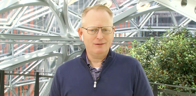 Sếp Amazon quảng bá cho tai nghe nhà nhưng đeo Apple Airpods-1