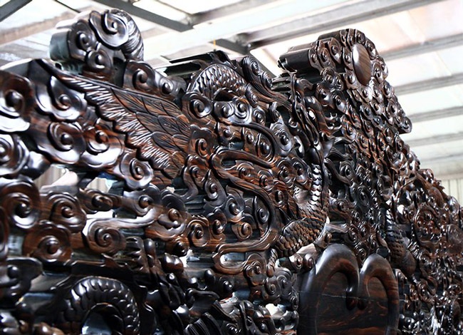 Gom gỗ mun suốt 7 năm rồi lấy lõi làm bộ bàn ghế giá chục tỷ-10