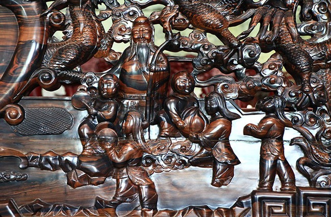 Gom gỗ mun suốt 7 năm rồi lấy lõi làm bộ bàn ghế giá chục tỷ-11