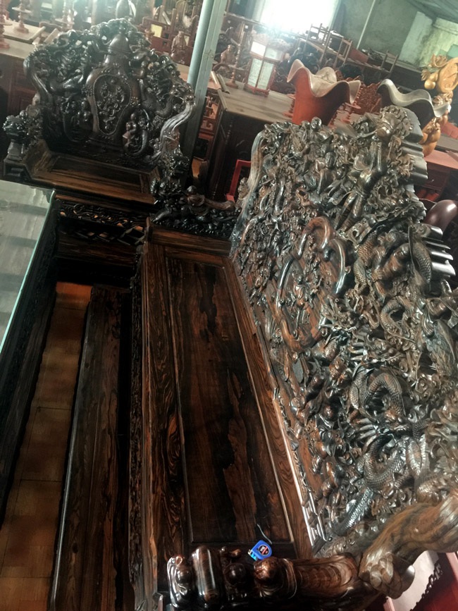 Gom gỗ mun suốt 7 năm rồi lấy lõi làm bộ bàn ghế giá chục tỷ-15