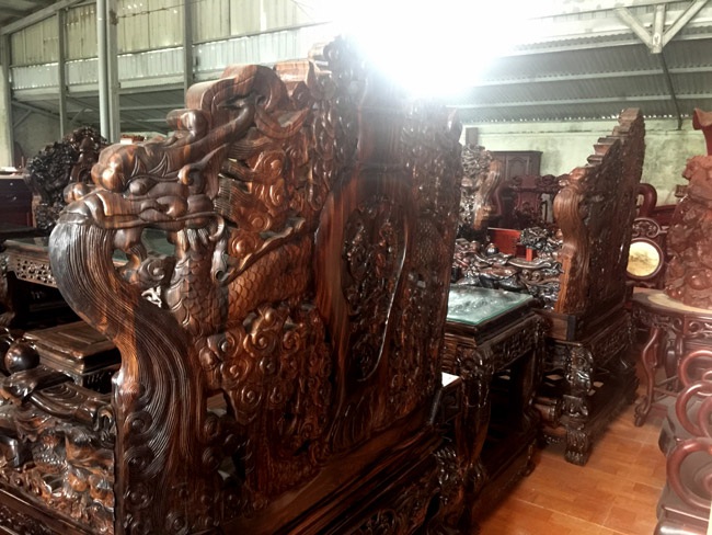 Gom gỗ mun suốt 7 năm rồi lấy lõi làm bộ bàn ghế giá chục tỷ-16