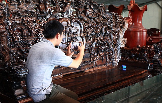 Gom gỗ mun suốt 7 năm rồi lấy lõi làm bộ bàn ghế giá chục tỷ-4