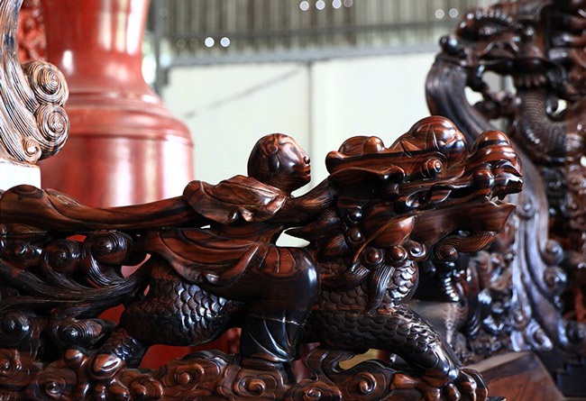 Gom gỗ mun suốt 7 năm rồi lấy lõi làm bộ bàn ghế giá chục tỷ-5