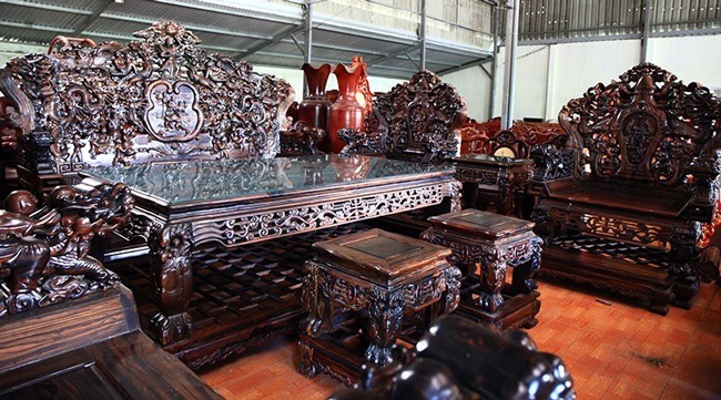 Gom gỗ mun suốt 7 năm rồi lấy lõi làm bộ bàn ghế giá chục tỷ-6