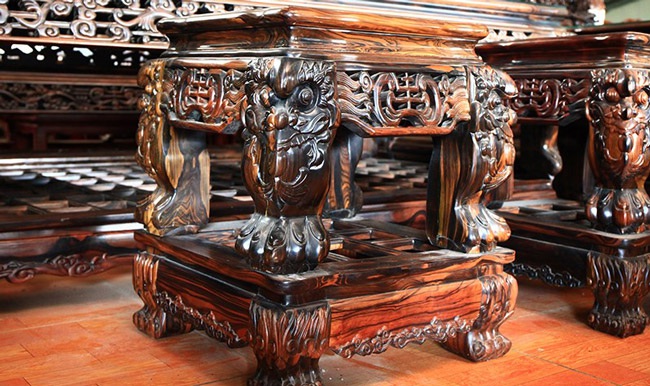 Gom gỗ mun suốt 7 năm rồi lấy lõi làm bộ bàn ghế giá chục tỷ-9