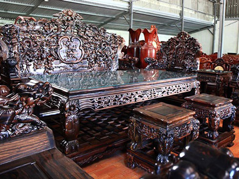 Làm từ sẹo cây nghìn năm tuổi, bộ bàn ghế có giá hơn 5 tỷ-15