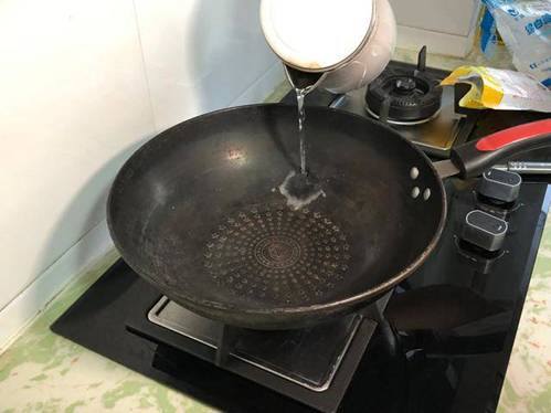 Nấu nước hàng, cho đường trực tiếp vào nồi là sai lầm, thêm bước này nước màu đẹp lại thơm-1