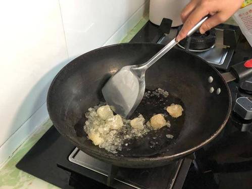 Nấu nước hàng, cho đường trực tiếp vào nồi là sai lầm, thêm bước này nước màu đẹp lại thơm-2