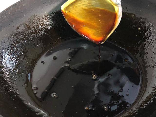Nấu nước hàng, cho đường trực tiếp vào nồi là sai lầm, thêm bước này nước màu đẹp lại thơm-6