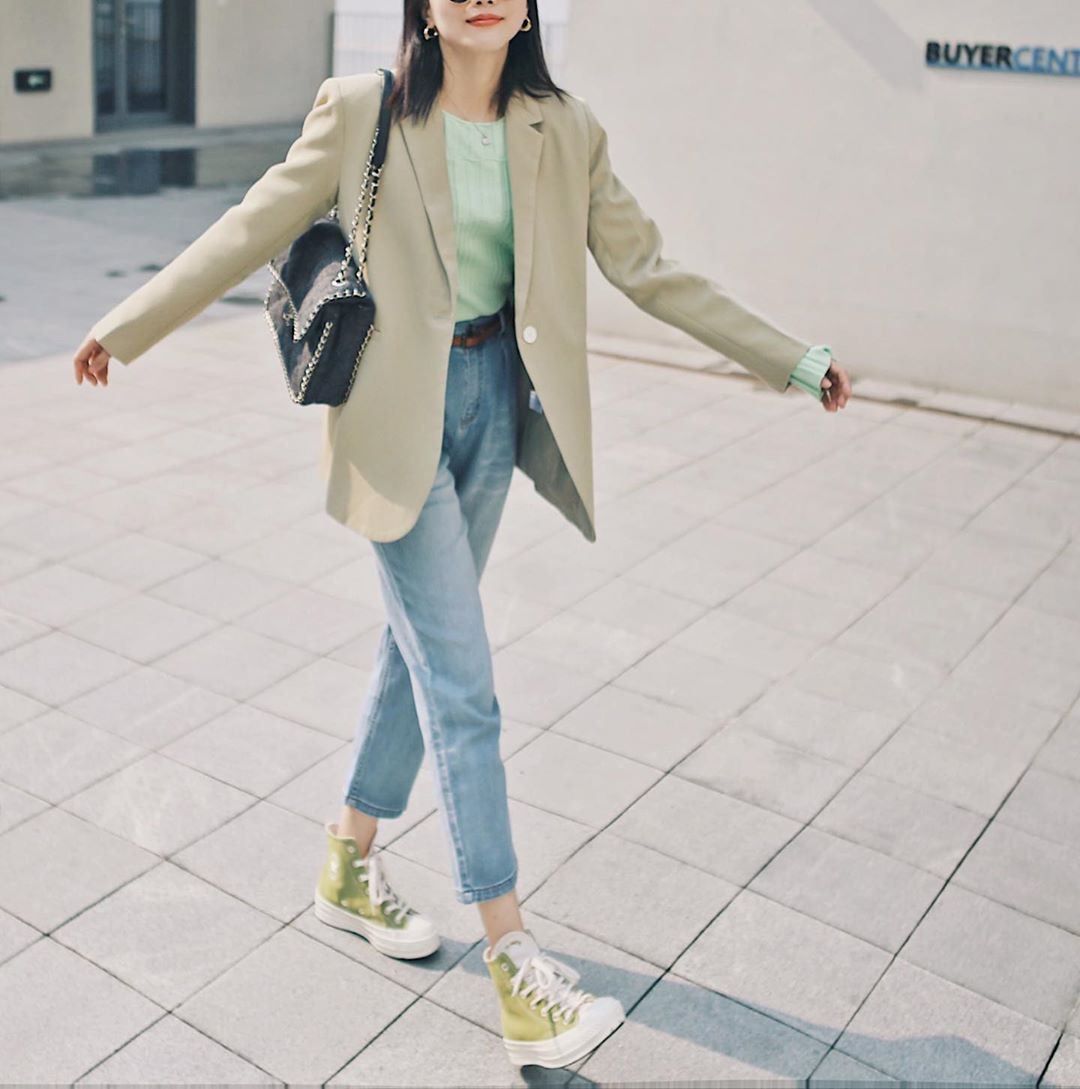 Giữa mùa Thu nắng gió khó lường, bạn nên thủ sẵn 4 mẫu áo khoác nhẹ nhàng mà chất ngất sau đây-12