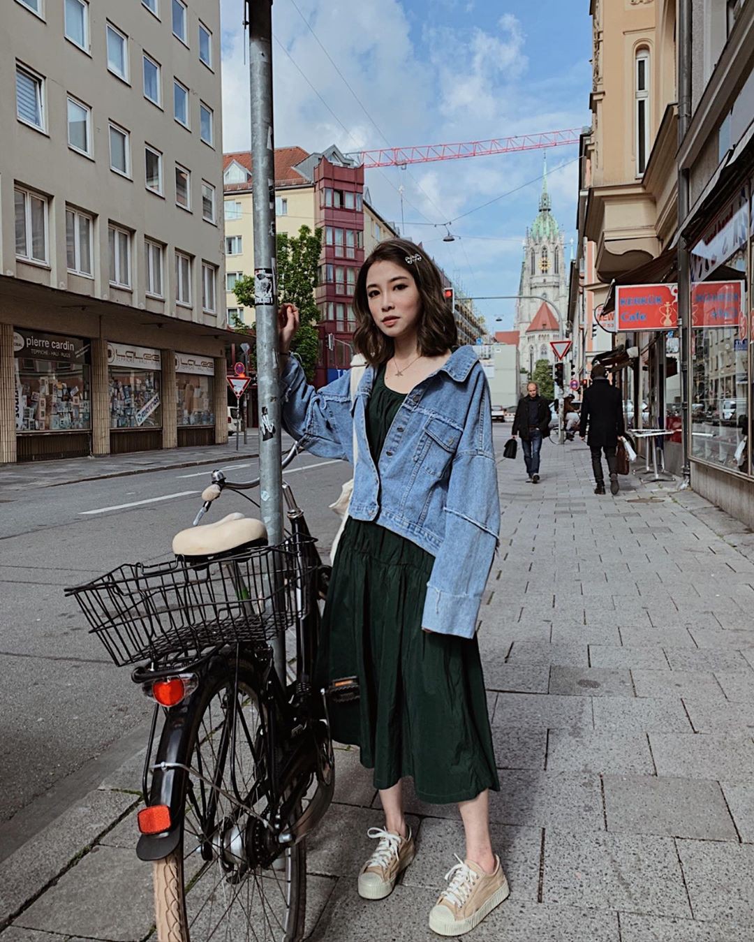 Giữa mùa Thu nắng gió khó lường, bạn nên thủ sẵn 4 mẫu áo khoác nhẹ nhàng mà chất ngất sau đây-16