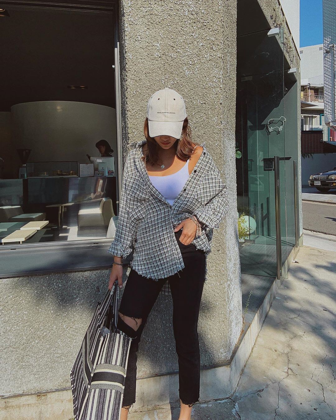 Giữa mùa Thu nắng gió khó lường, bạn nên thủ sẵn 4 mẫu áo khoác nhẹ nhàng mà chất ngất sau đây-8