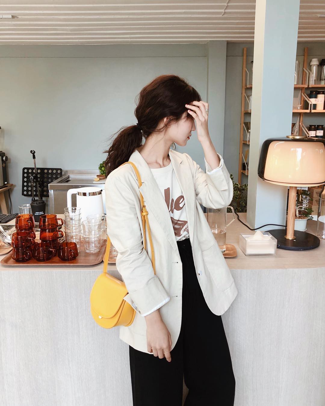 Giữa mùa Thu nắng gió khó lường, bạn nên thủ sẵn 4 mẫu áo khoác nhẹ nhàng mà chất ngất sau đây-9