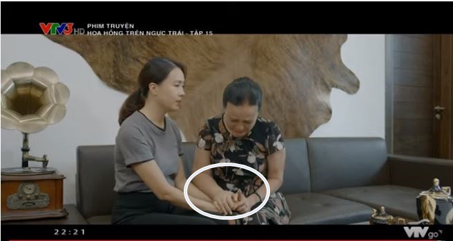 Mẹ chồng” Hoàng Cúc Hoa hồng trên ngực trái” gây chú ý với bàn tay sưng vù khác lạ, nguyên do khiến khán giả không khỏi xót xa-2