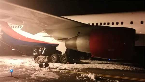 Máy bay đi từ VN cháy càng khi hạ cánh ở Nga, hàng chục người bị thương-1