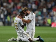 Sao trẻ quỳ xuống sân khóc nức nở sau khi ghi bàn thắng đầu tiên cho Real Madrid sau 7 tháng tịt ngòi
