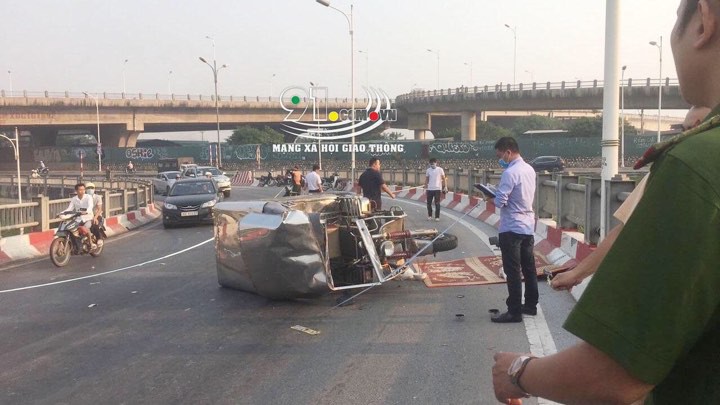 Xe ba gác bất ngờ bị lật khi lên dốc cầu Vĩnh Tuy, tài xế tử vong thương tâm-1