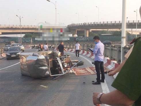 Xe ba gác bất ngờ bị lật khi lên dốc cầu Vĩnh Tuy, tài xế tử vong thương tâm