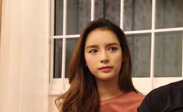 Thấy vết máu rong từ phòng khách, vợ chạy vội vào thì gặp cảnh ô sin hốt hoảng đi ra, nhưng màn sự thật phơi bày sau đó lại làm cô cảm động phát khóc-2