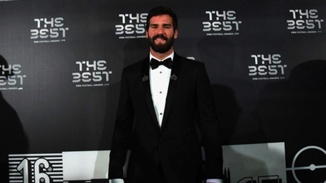 Bà xã xinh đẹp lâng lâng hạnh phúc khi Alisson nhận giải thưởng lớn-1