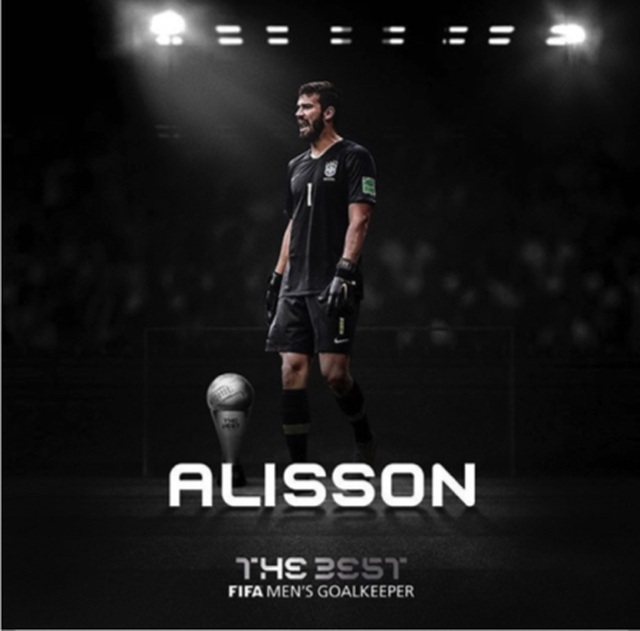 Bà xã xinh đẹp lâng lâng hạnh phúc khi Alisson nhận giải thưởng lớn-2