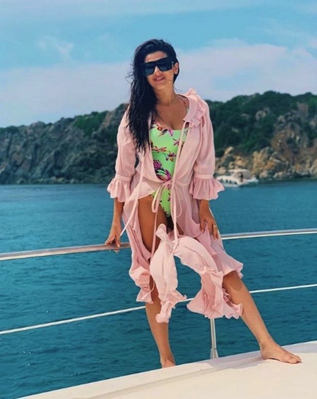 Bà xã xinh đẹp lâng lâng hạnh phúc khi Alisson nhận giải thưởng lớn-3