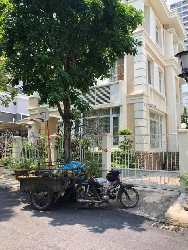 Anh bán hoa quả ngủ gục bên lề đường, tay vẫn cầm xấp tiền lẻ khiến nhiều người xót xa-2