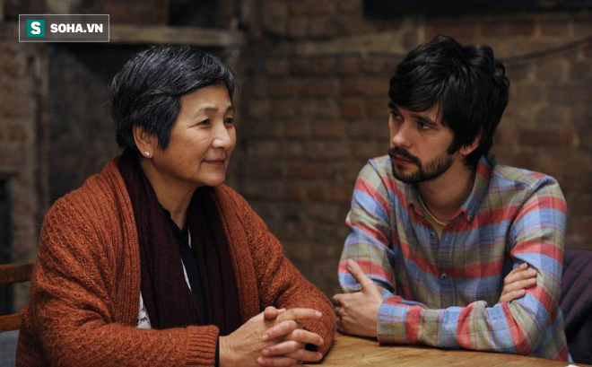 Nhận con dao từ tay con trai, người mẹ biết mình đã dạy dỗ con nên người-1